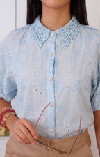 Blusa azul con guipur