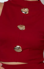 Conjunto regular rojo con botones dorados de la marca Boutiquemirel, vista frontal del conjunto con detalles en la parte superior.