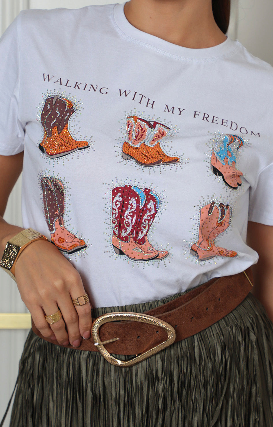 Blusa blanca estampado de botas