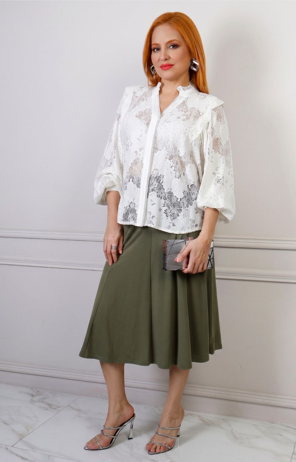 Falda midi con pretina elástica de la marca Boutiquemirel, diseño regular en tela suave y caída elegante.