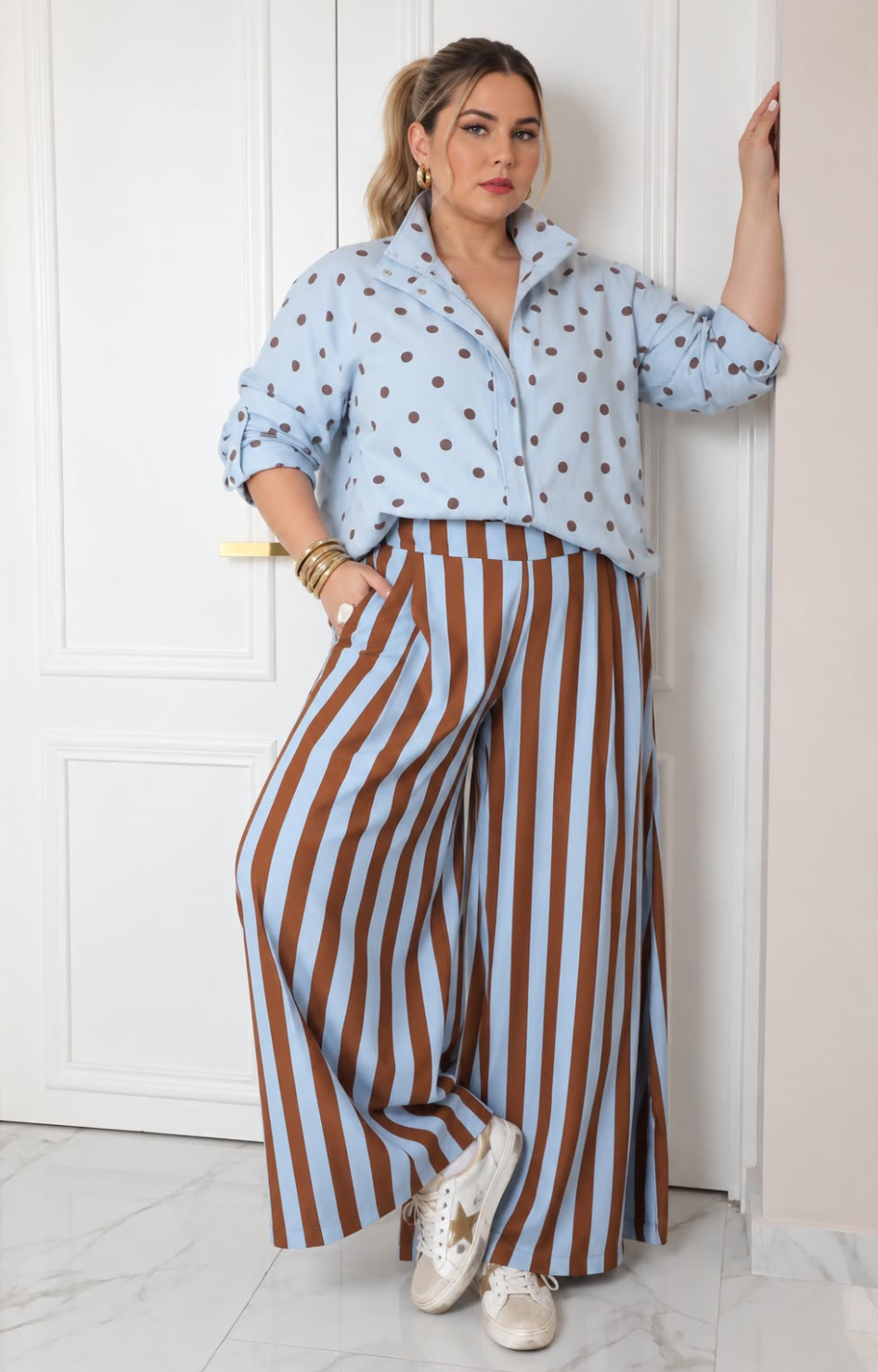 Chamarra azul curvy con estampado de puntos polka dots, de la marca Boutiquemirel, mostrando el diseño y textura de la prenda.