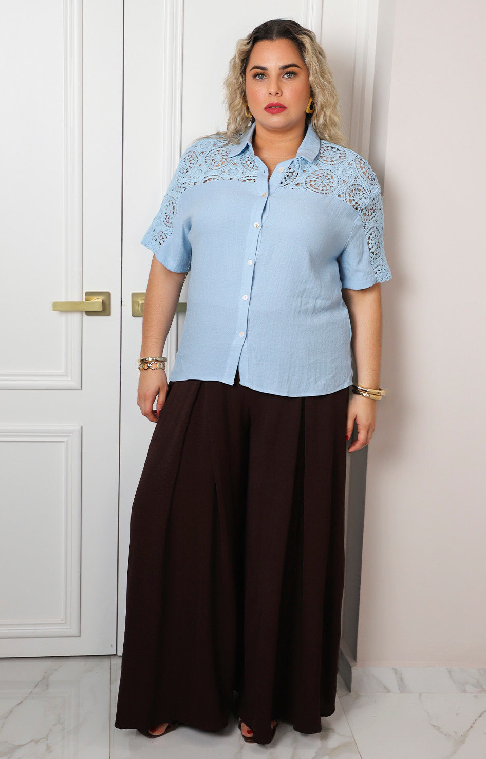 Blusa camisera azul con encaje