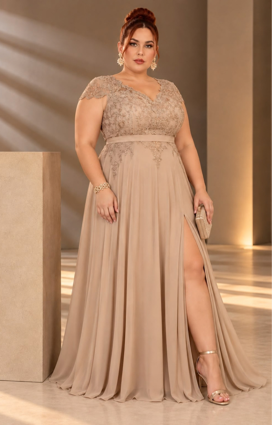 Vestido largo curvy beige con detalles de guipiur de la marca Boutiquemirel, muestra la tela y el diseño elegante.
