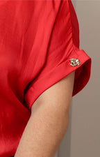 Blusa con detalle dorado en mangas