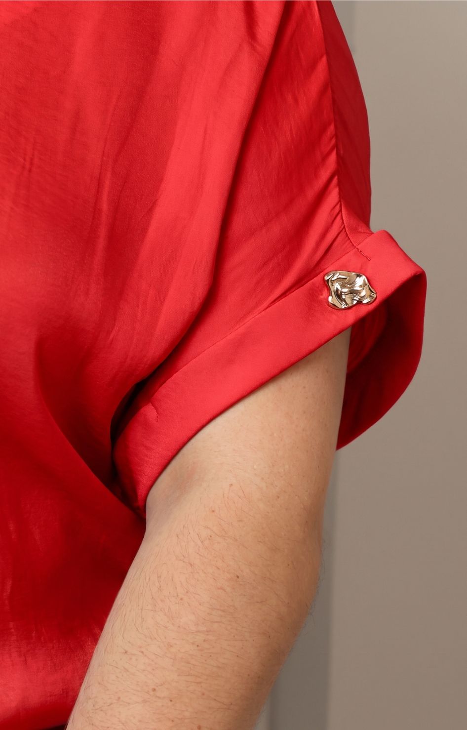 Blusa con detalle dorado en mangas