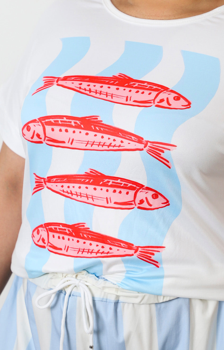 Blusa blanca con estampado de peces