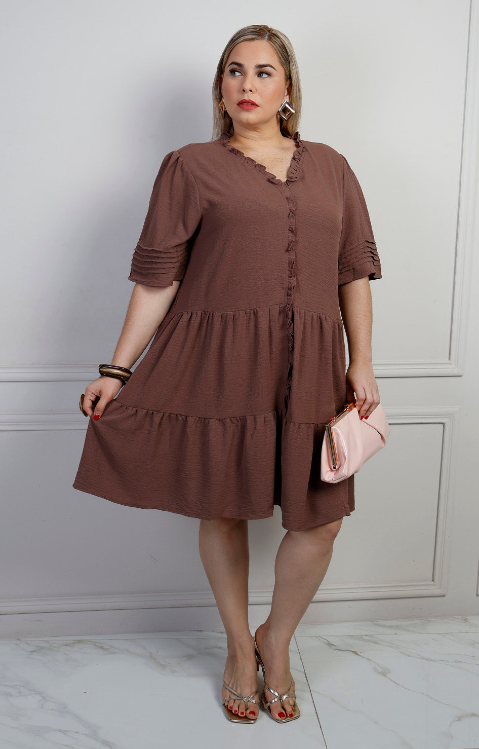 Vestido corto babydoll con olán de Boutiquemirel, diseño curvy, en tejido ligero y color vibrante, ideal para looks frescos y femeninos.