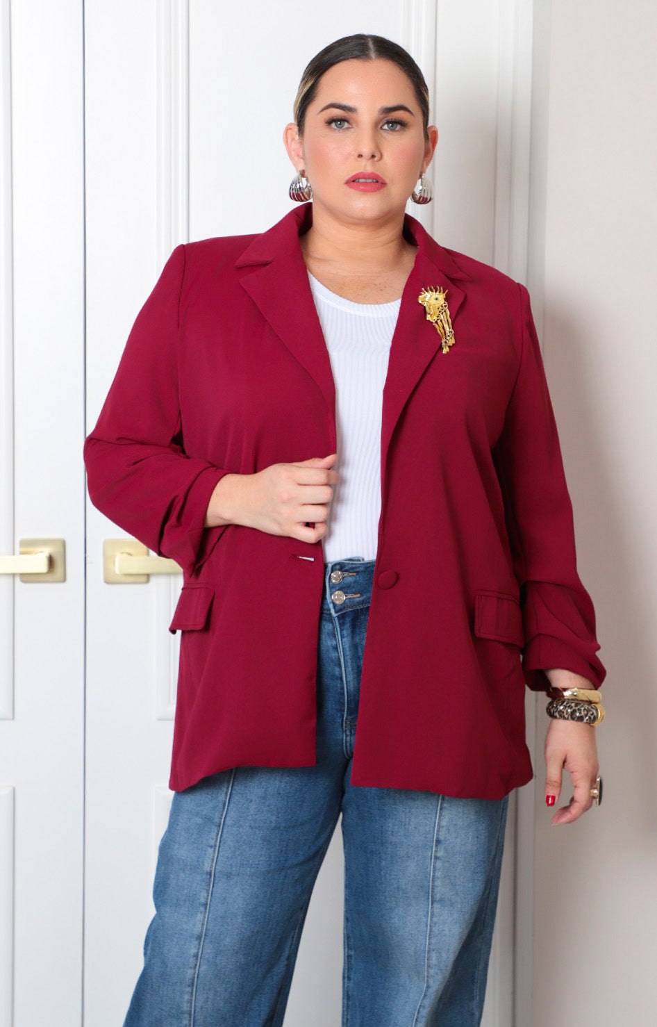 Saco con mangas globo de la marca Boutiquemirel, diseño curvy, en color neutro, mostrado en un entorno de moda moderna.