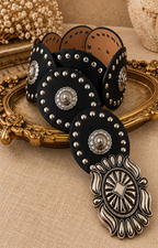 Cinturón ancho de conchos Boutiquemirel en cuero marrón con detalles metálicos decorativos