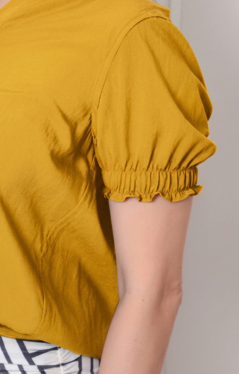 Blusa escote en V con mangas fruncidas