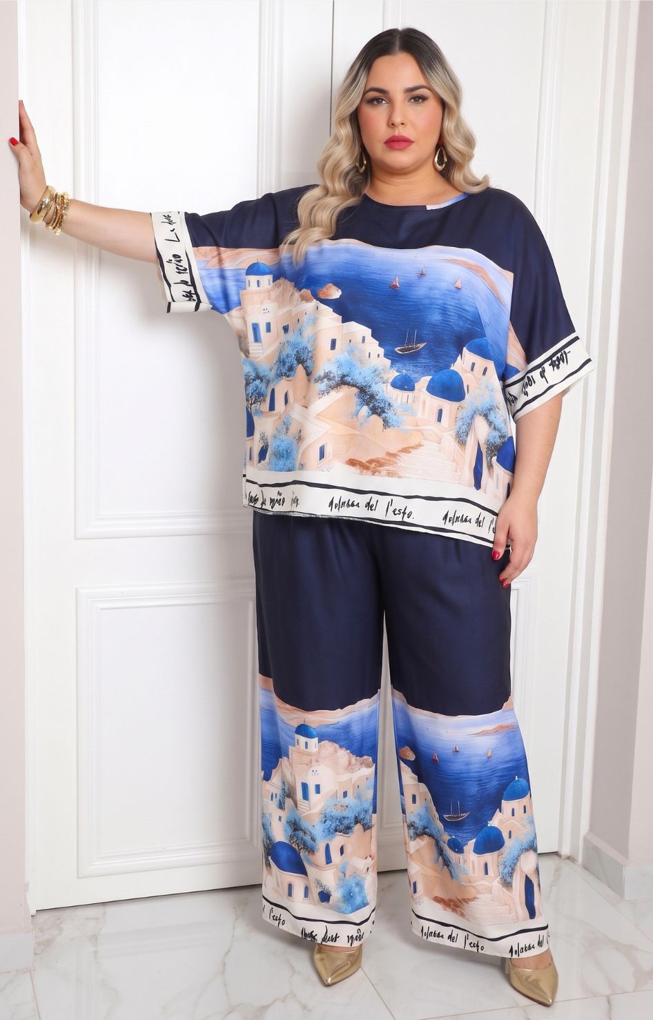 Conjunto curvy Boutiquemirel con estampado de paisaje mediterráneo, tela ligera y ajuste cómodo, ideal para looks veraniegos.
