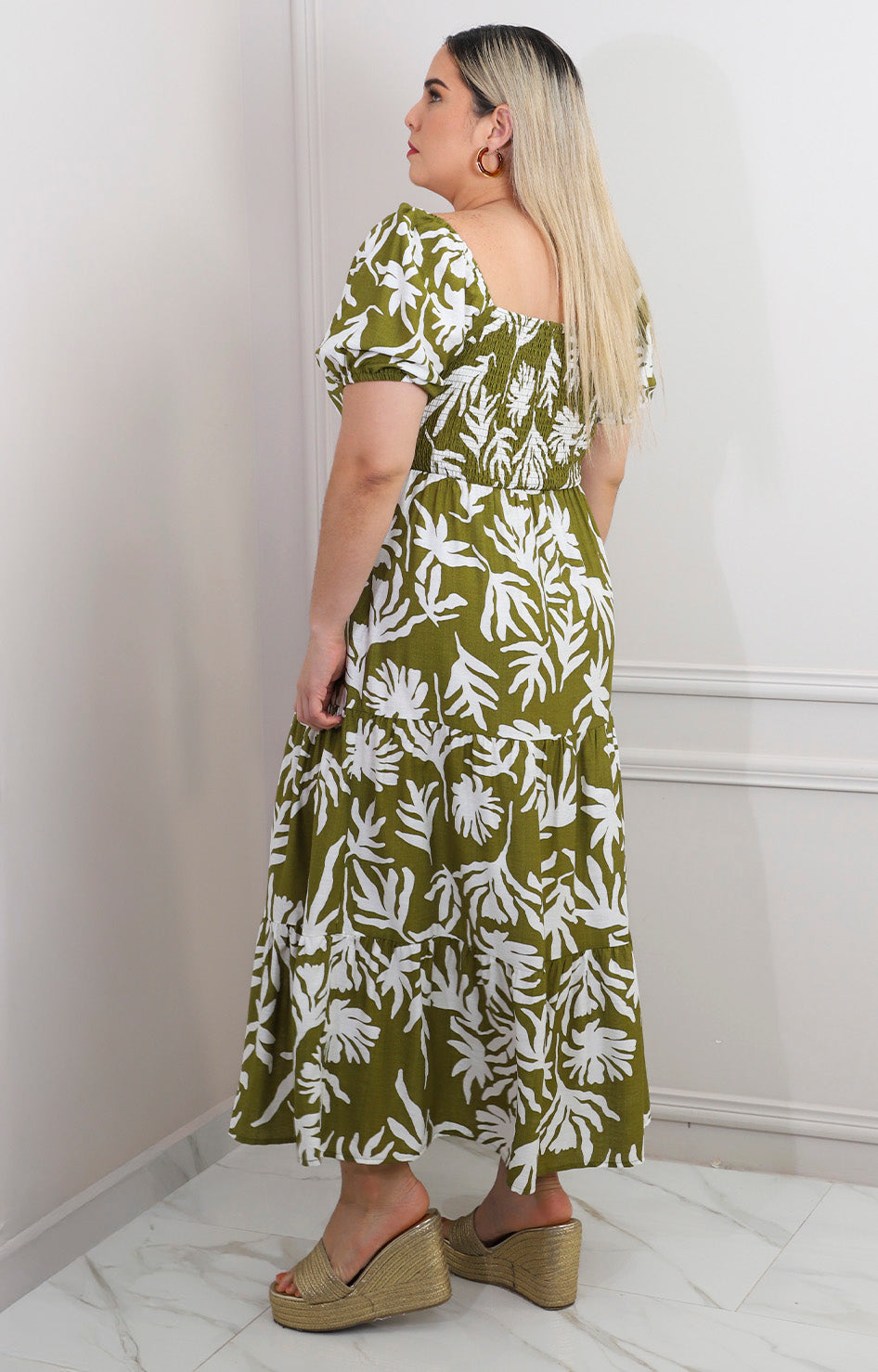 Vestido midi con mangas abullonadas