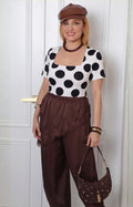 Blusa regular con escote cuadrado de la marca Boutiquemirel, en color y estilo modernos, mostrada en la imagen.