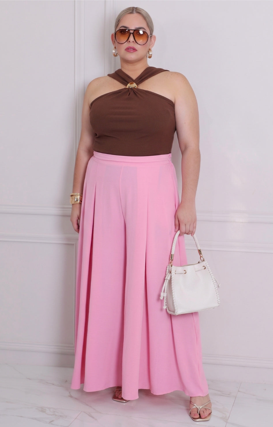 Pantalón amplio curvy de la marca Boutiquemirel, pantalón de corte cómodo y moderno en color neutro.