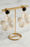 Aretes Dorados Flor Nácar con Piedra Negra - ARETES Boutiquemirel 