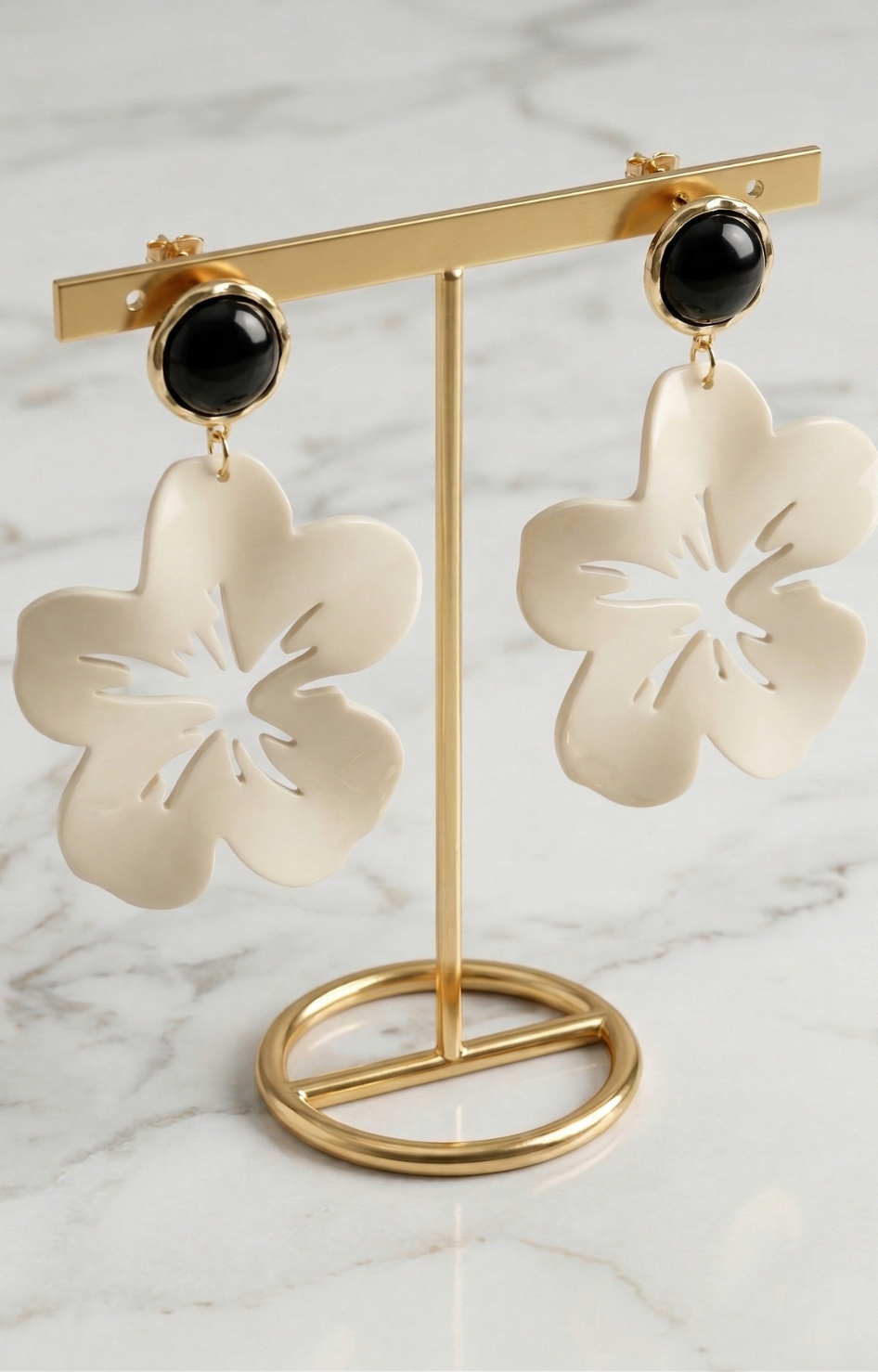Aretes Dorados Flor Nácar con Piedra Negra - ARETES Boutiquemirel 