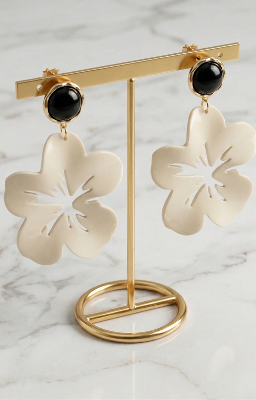 Aretes Dorados Flor Nácar con Piedra Negra - ARETES Boutiquemirel 