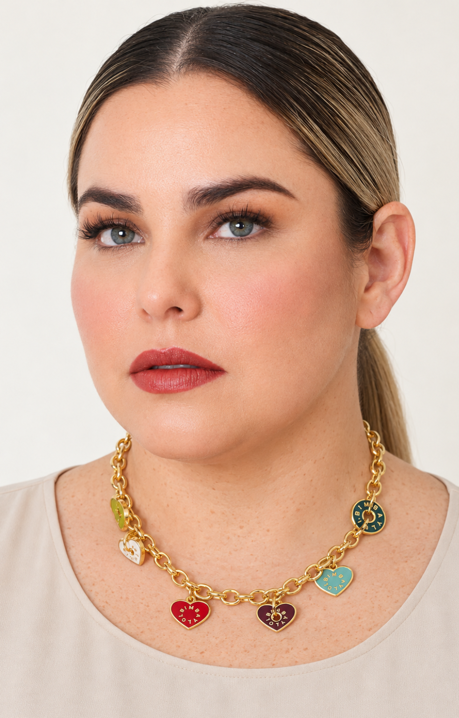 Collar de acero dorado con dijes de corazón