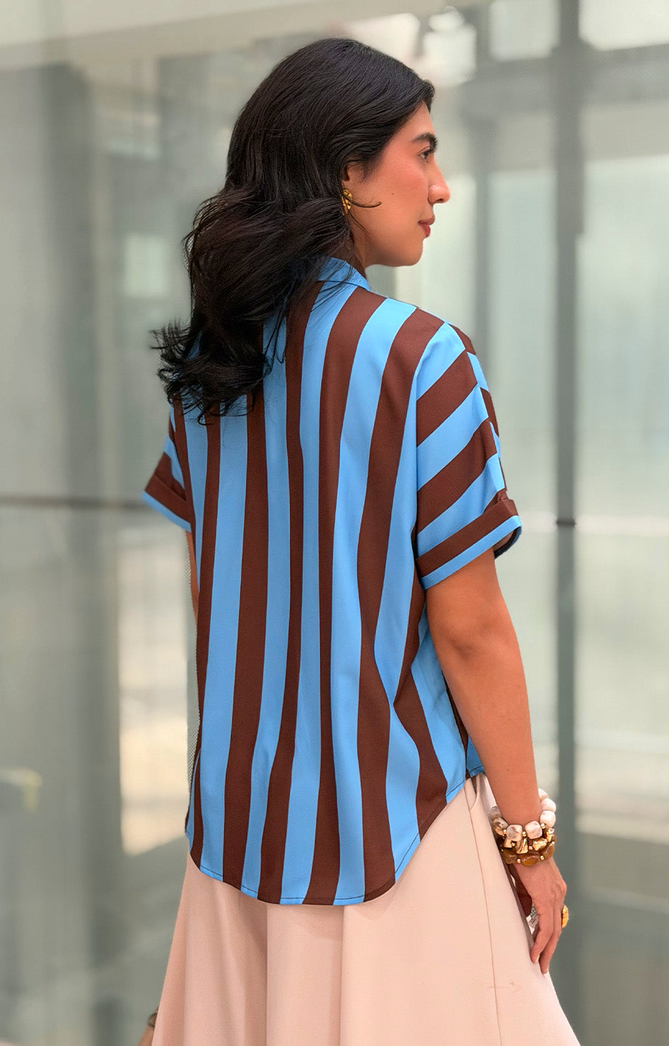 Blusa camisera a rayas con corbata decorativa