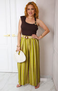 Pantalón regular de rayas con cinturón de la marca Boutiquemirel, muestra diseño elegante y cómodo, en tonos neutros.