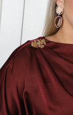 Vestido largo vino con drapeado lateral