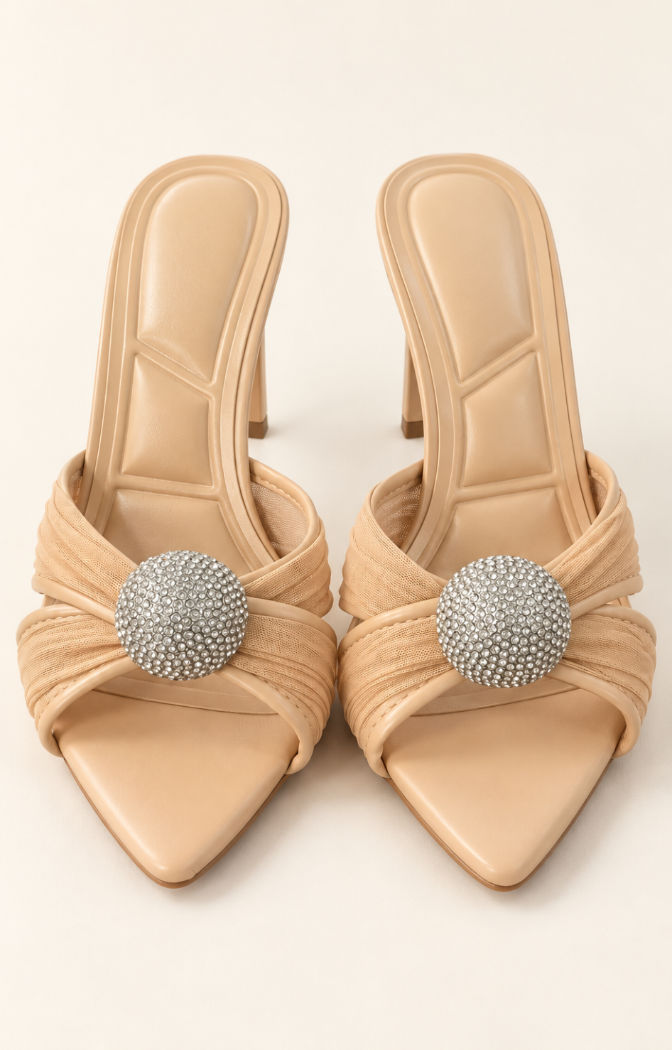 Sandalias de tacón beige con cristales