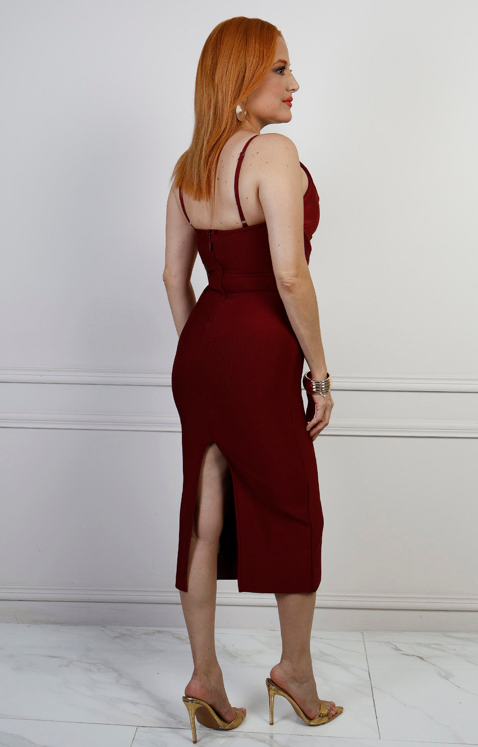 Vestido corto regular de color vino de la marca Boutiquemirel, mostrando el diseño y la tela en la imagen.