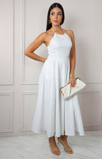 Vestido halter blanco con falda amplia