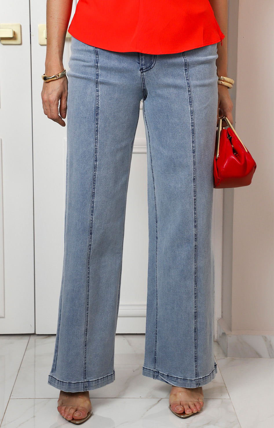 Pantalón de mezclilla con pierna ancha y costuras