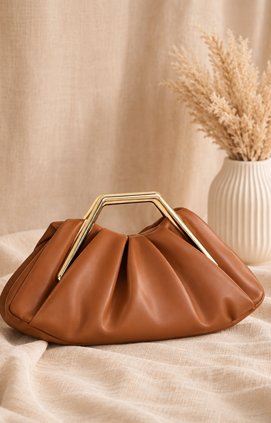 Bolsa pouch con asa metálica dorada
