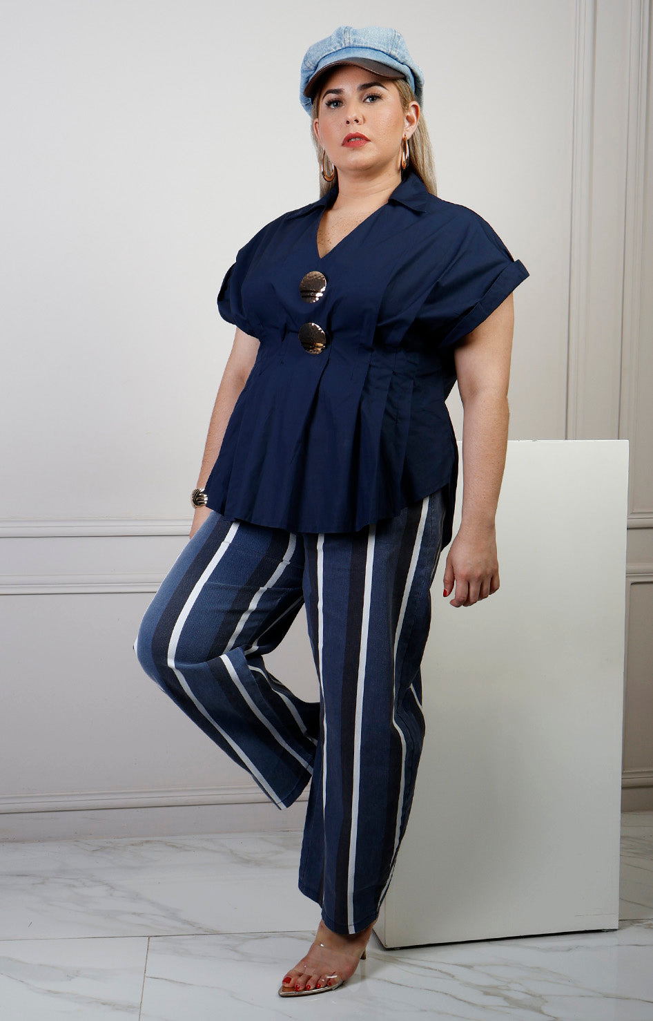 Blusa azul marino con escote en V de la marca Boutiquemirel, diseñada para curvas, en un estilo elegante y cómodo.