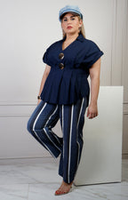 Blusa azul marino con escote en V de la marca Boutiquemirel, diseñada para curvas, en un estilo elegante y cómodo.