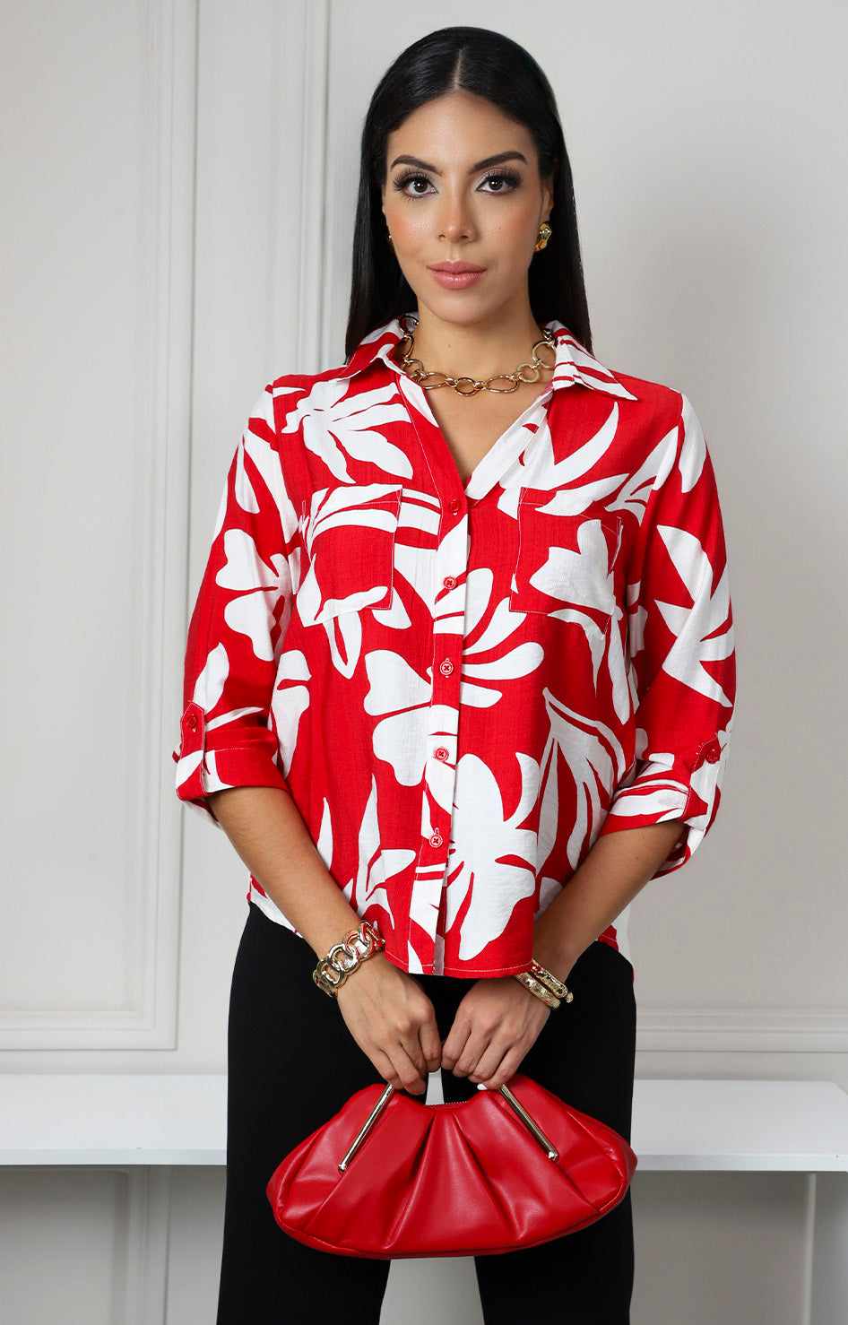 Blusa camisera roja con estampado tropical