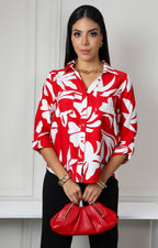 Blusa camisera roja con estampado tropical