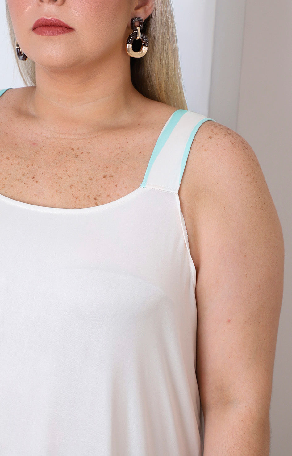 Vestido beige con estampado oceánico