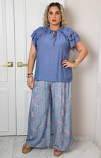 Blusa con olanes y lazo en el cuello