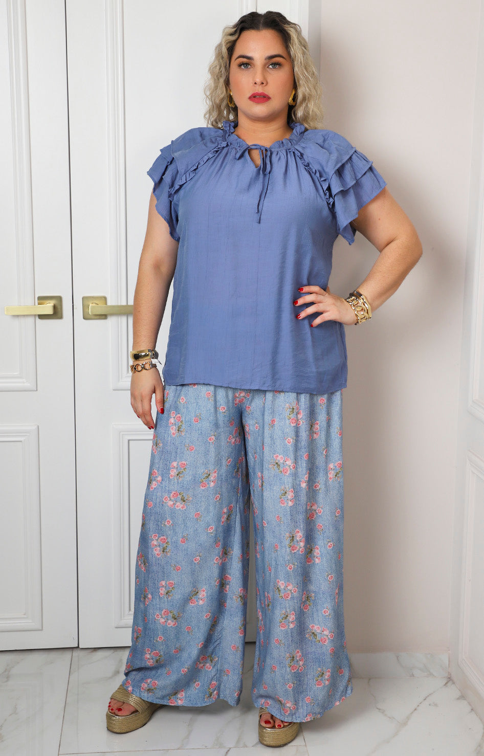 Blusa con olanes y lazo en el cuello