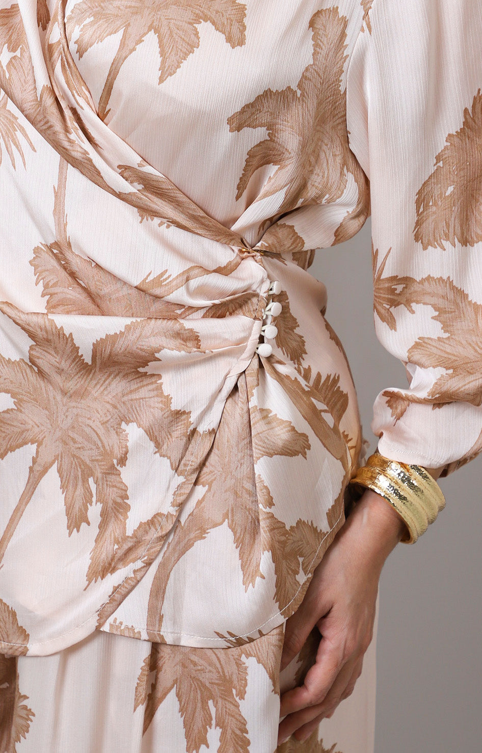 Conjunto beige cruzado con estampado de palmeras
