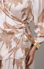 Conjunto beige cruzado con estampado de palmeras