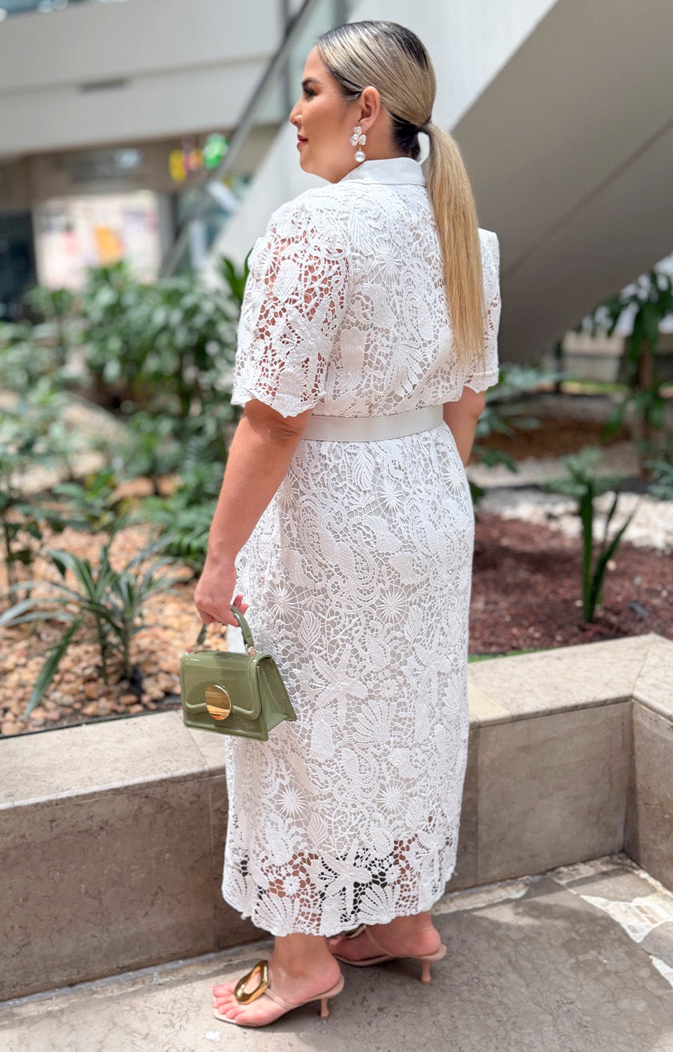 Vestido de guipur con cinturón
