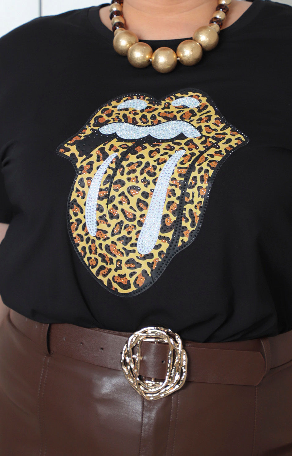 Blusa animal print con pedrería para mujer, estilo curvy, de la marca Boutiquemirel, con detalles brillantes y diseño elegante.