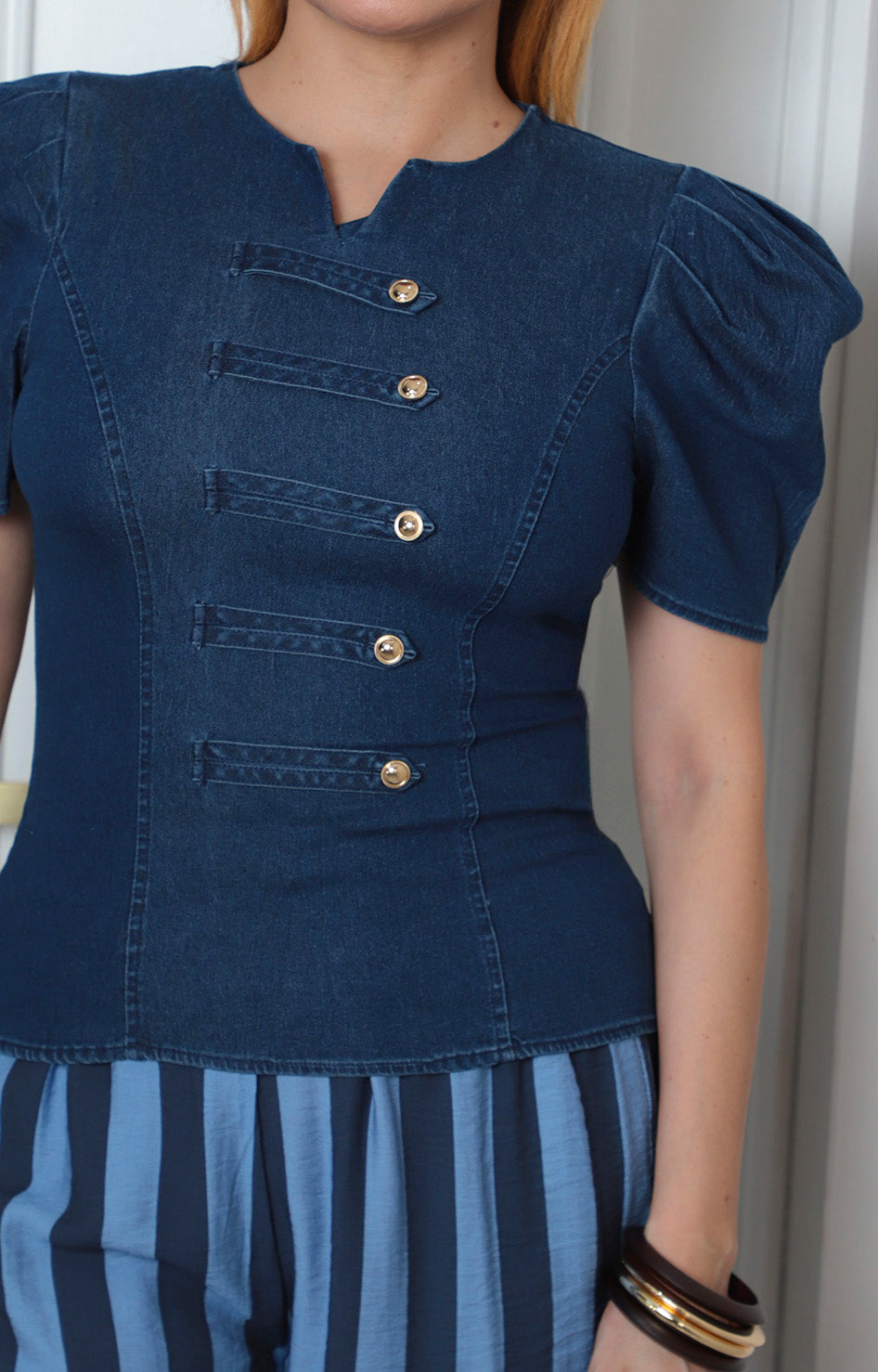 Blusa azul de mezclilla con mangas globo de la marca Boutiquemirel, forma regular, diseño moderno y cómodo.