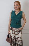 Blusa sin mangas Boutiquemirel con drapeado y detalle dorado, corte regular