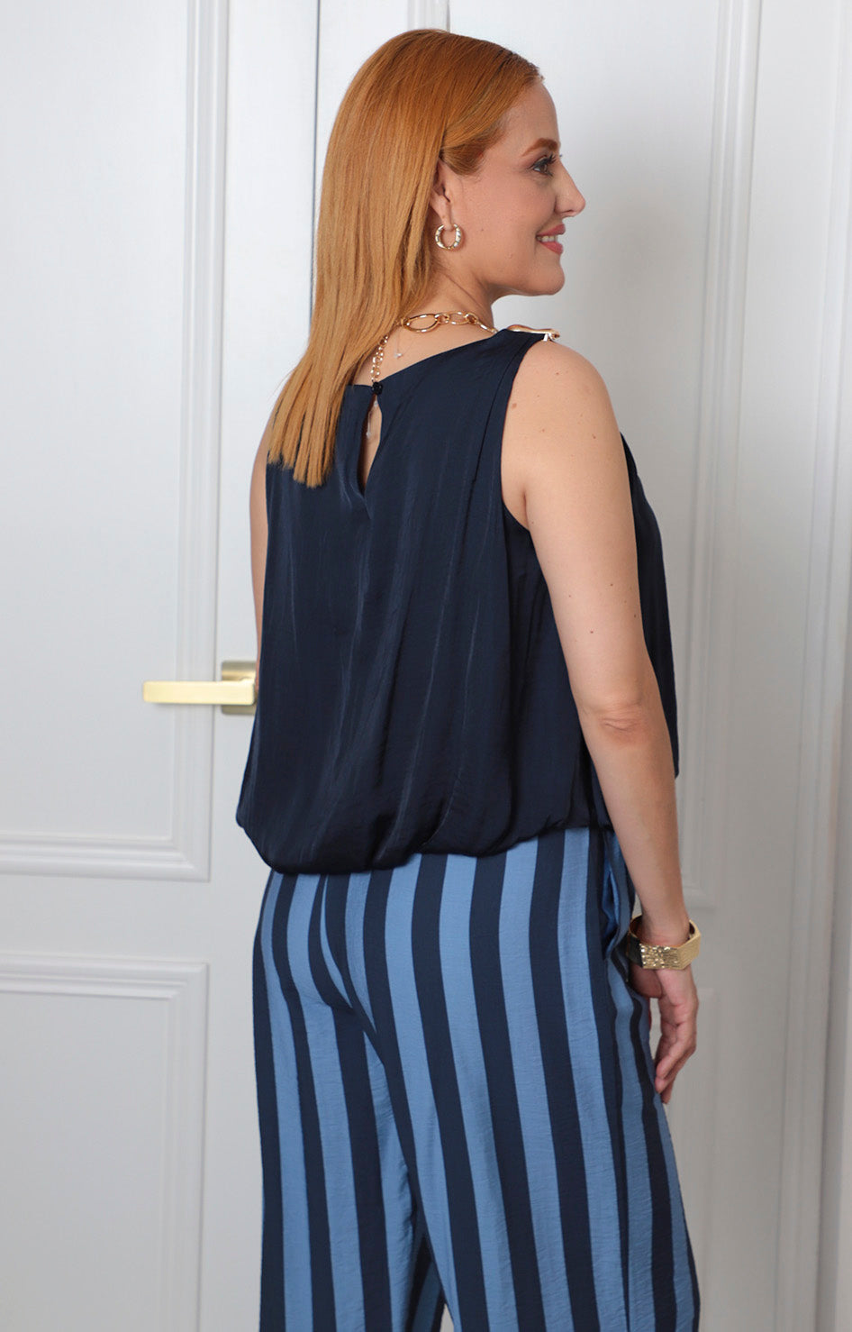 Blusa con cuello drapeado y detalle dorado