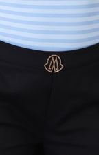 Short con hebilla dorada