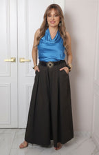 Blusa azul satinada con cuello drapeado
