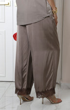 Pantalón café satinado con encaje
