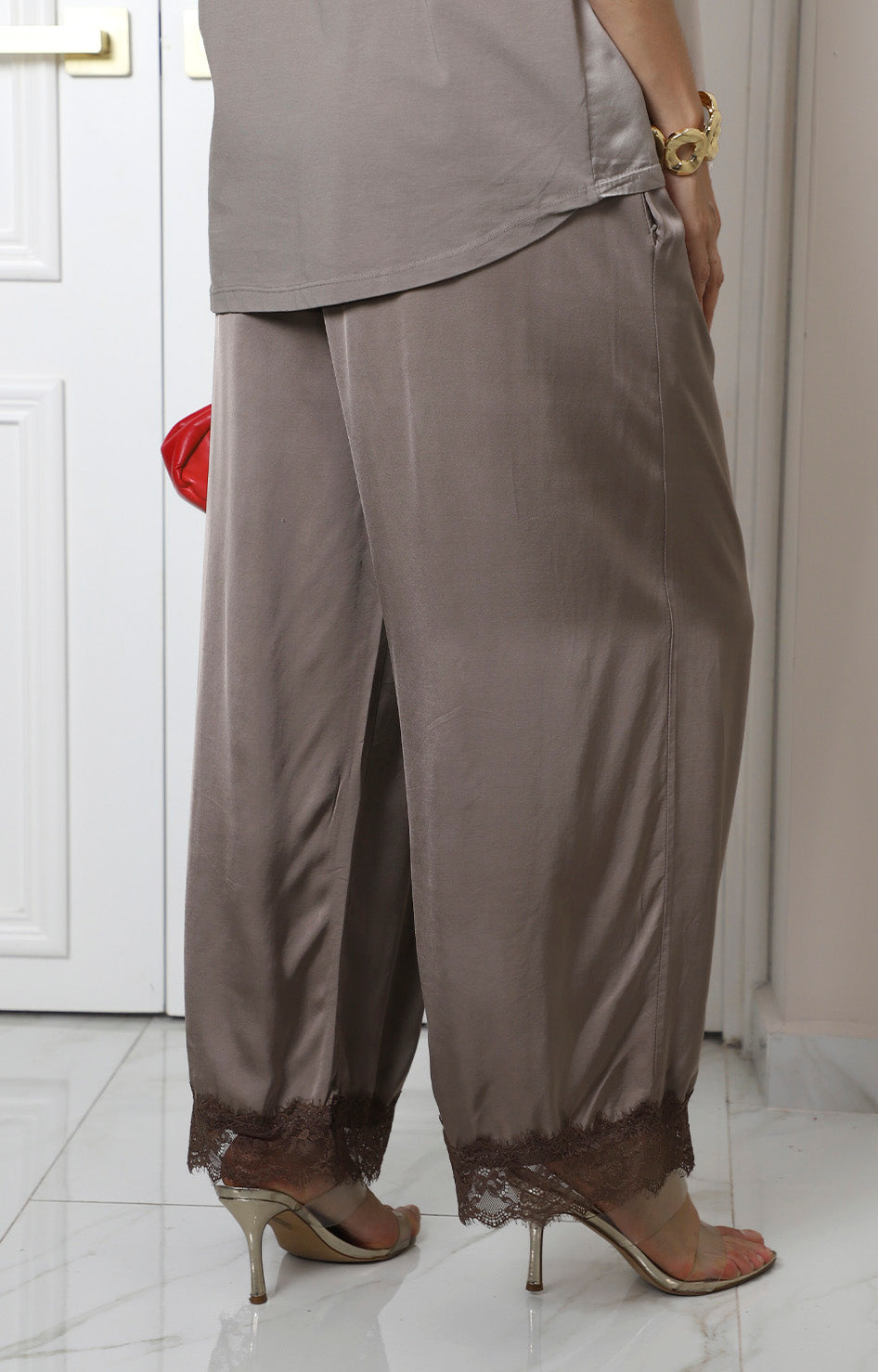 Pantalón café satinado con encaje