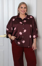 Blusa curvy Boutiquemirel con cuello estilo camisa y estampado de lunares blancos sobre fondo negro