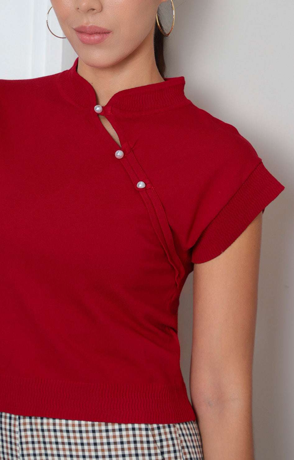 Blusa regular de Boutiquemirel con cierre diagonal de botones y cuello clásico, en tela ligera y color neutro.